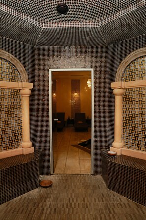 Sauna seca, banheira de hidromassagem, banho turco/hammam