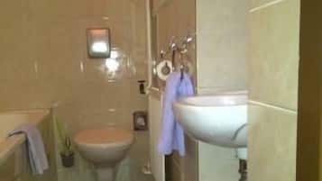 Standard Double Room | Bathroom | Towels