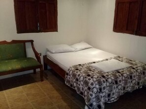 1 quarto, frigobar, escrivaninha, roupa de cama
