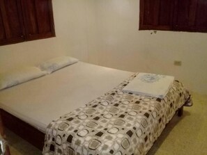 1 quarto, frigobar, escrivaninha, roupa de cama