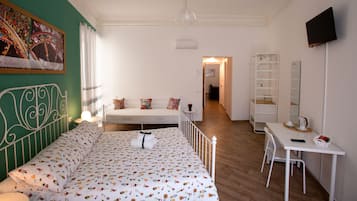 Escritorio, wifi gratis y ropa de cama