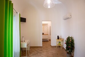 Phòng đôi Tiêu chuẩn, 1 giường cỡ queen, ban công | Bàn, truy cập Internet không dây miễn phí, bộ trải giường 