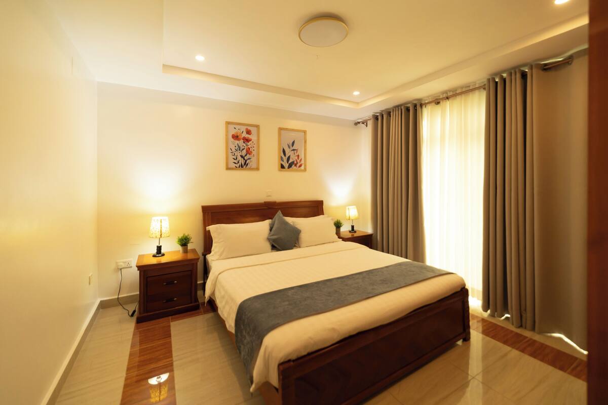 Deluxe Suite, 1 Bedroom | In-room safe, desk, iron/ironing board, cribs (free)