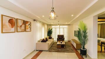 Suite Deluxe, 2 habitaciones | Zona de estar | Una televisión de pantalla plana