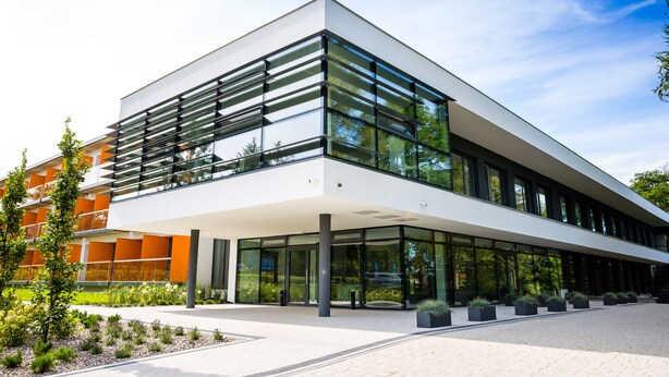 A modern building with a flat roof, large glass windows, and a flat facade. - Apart Hotel Residence Jastrzębia Góra (Wladyslawowo)