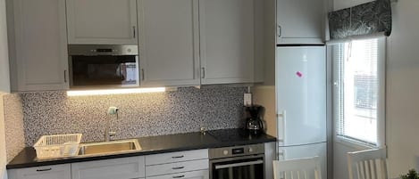 Refrigerador con congelador, microondas, horno y parrilla de estufa