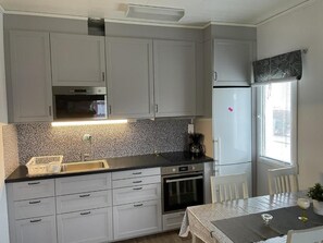 Geladeira grande, micro-ondas, fogão, cooktop