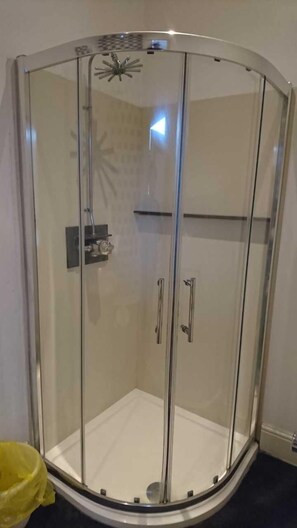 Tweepersoonskamer, en-suite badkamer | Badkamer met douche