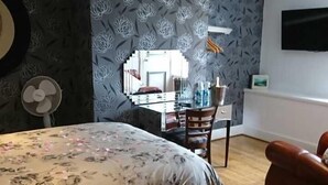 Double Room, Ensuite | Living area | TV - The Little John Hotel (Hope Valley)