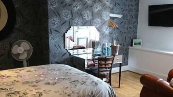 Double Room, Ensuite | Living area | TV