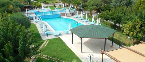 Seasonal outdoor pool, pool umbrellas, sun loungers