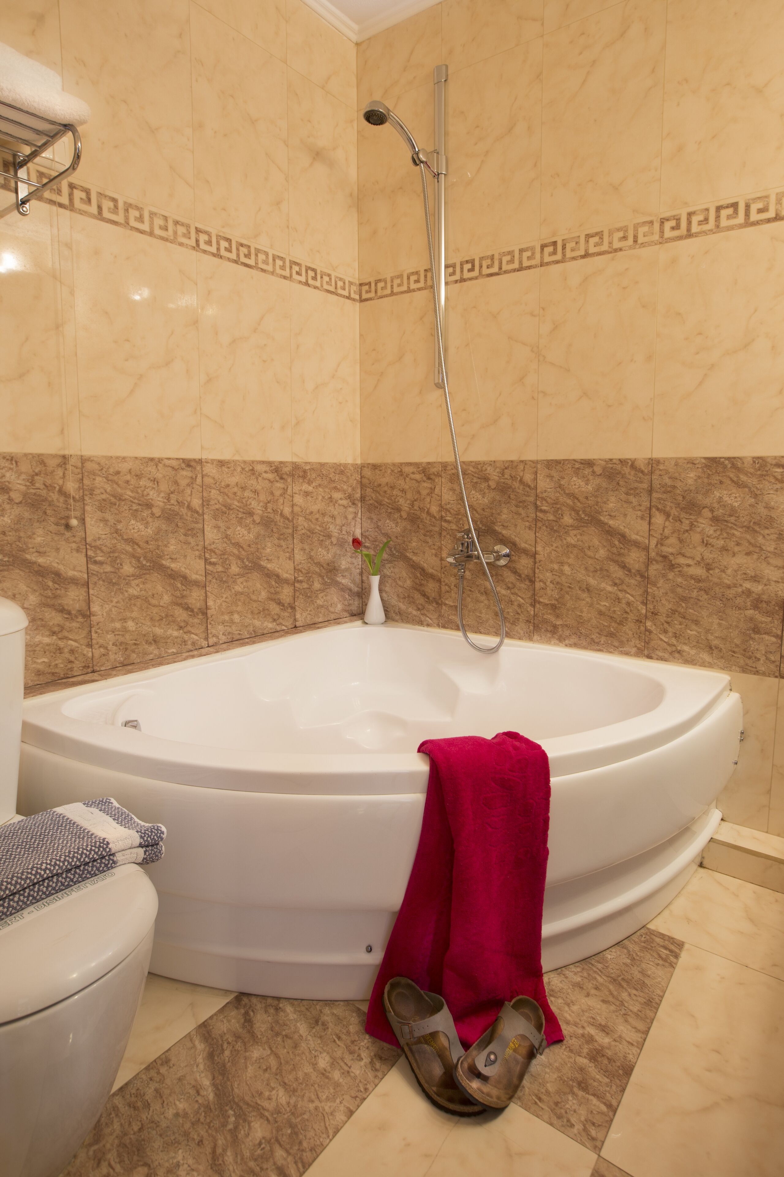 junior suite | bathroom | free toiletries, hair dryer, slippers, towels