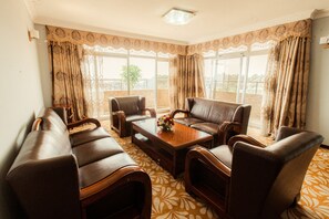 Suite – executive, 1 kingsize-seng | Oppholdsområde | En 32-tommers Flatskjerm-TV med kabel-kanaler samt TV