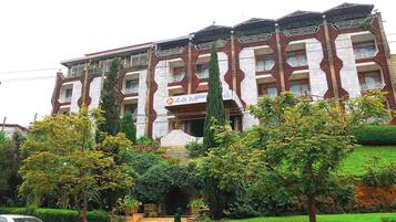 Vista frontal de la propiedad