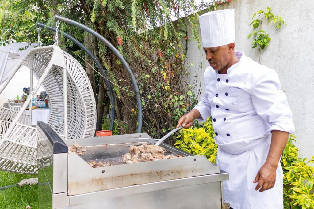 Aperto a colazione, pranzo e cena, cucina internazionale 