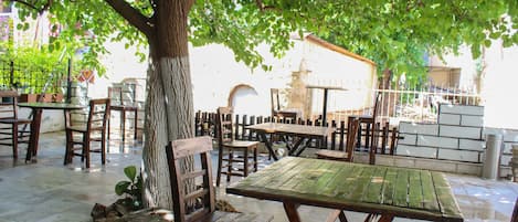 Se sirven desayunos, comidas, cenas y cocina turca