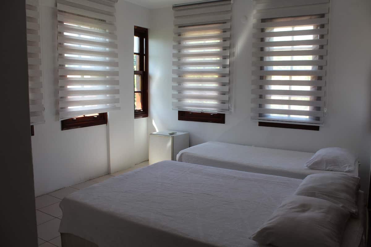 Triple Room | Blackout drapes, free WiFi, bed sheets