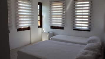 Dreibettzimmer | Verdunkelungsvorhänge, kostenloses WLAN, Bettwäsche