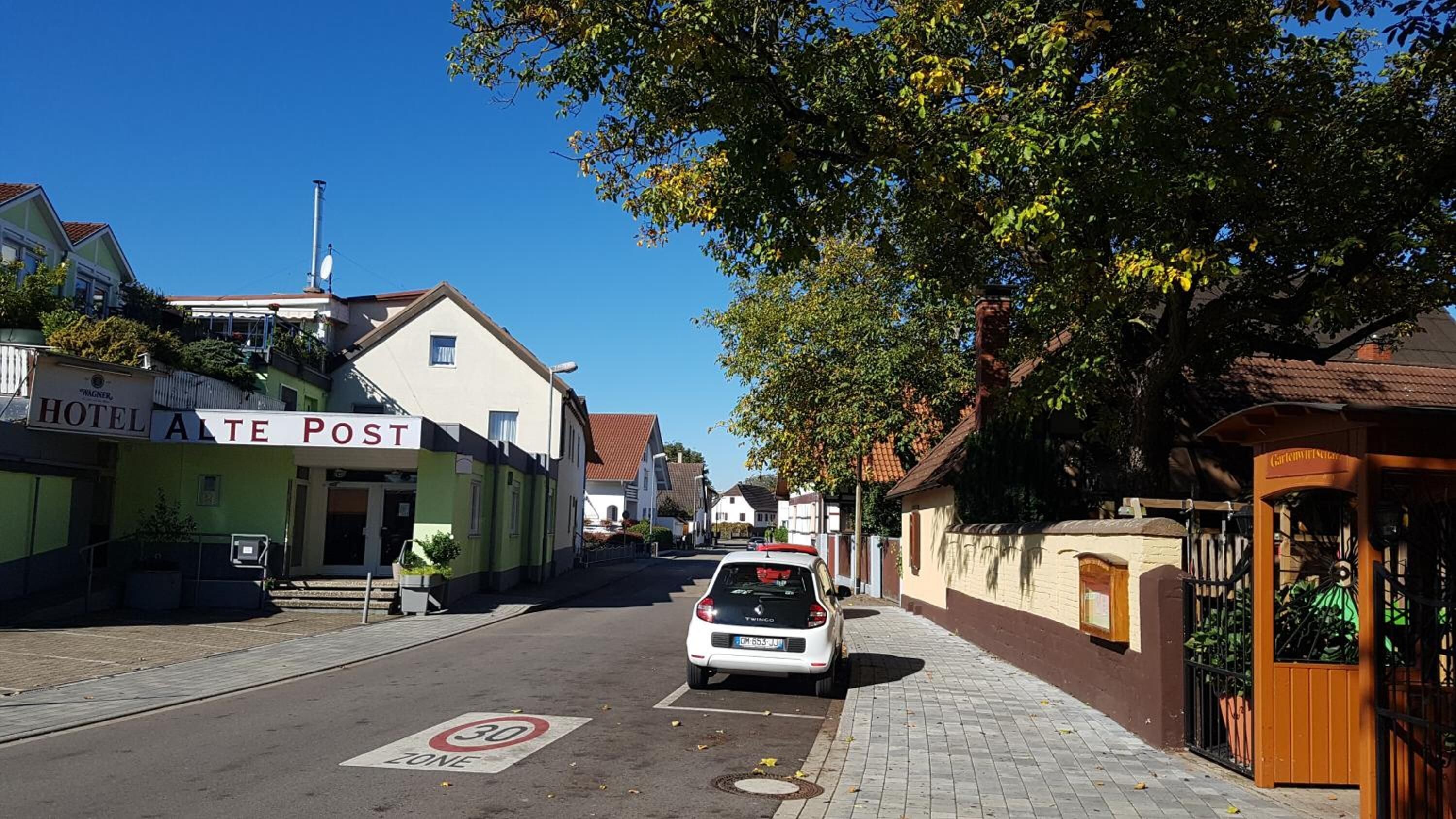 A street with a hotel named "Hotel Alte Post" and a speed limit sign of 30.