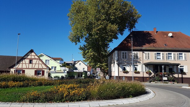 A traditional European town with a prominent building labeled "GASTHAUS ROCHSEN" and a "Hotel" sign. - Hotel Alte Post (Kehl)