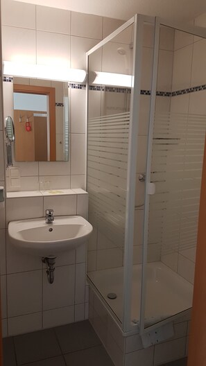 Single Room | Bathroom | Shower, free toiletries, towels - Hotel Alte Post (Kehl)