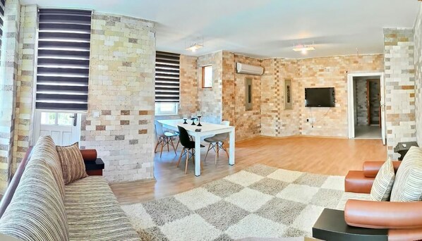 Deluxe Apart Buyuk Daire, Balkonlu | Wohnbereich | LCD-Fernseher