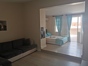 Deluxe Apart Buyuk Daire, Balkonlu | Wohnzimmer | LCD-Fernseher