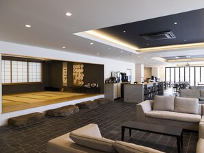 A modern interior with a tatami mat area, a bar, and seating. - Ariston Hotel Kyoto Jujo (Kyoto)