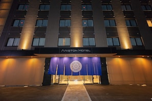 Front of property – evening/night - Ariston Hotel Kyoto Jujo (Kyoto)