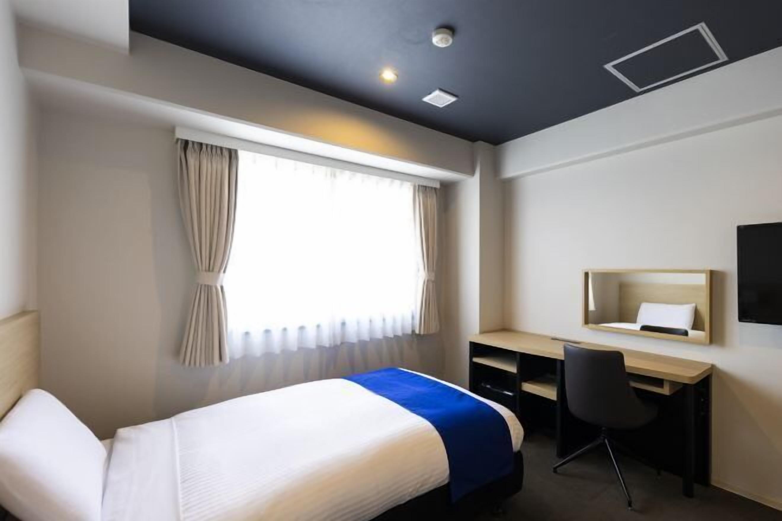 Premium bedding, minibar, desk, soundproofing