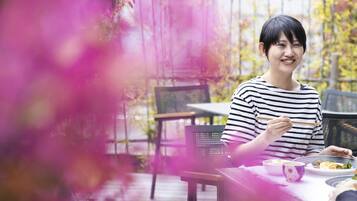 Desayuno buffet diario (JPY 1740 por persona)