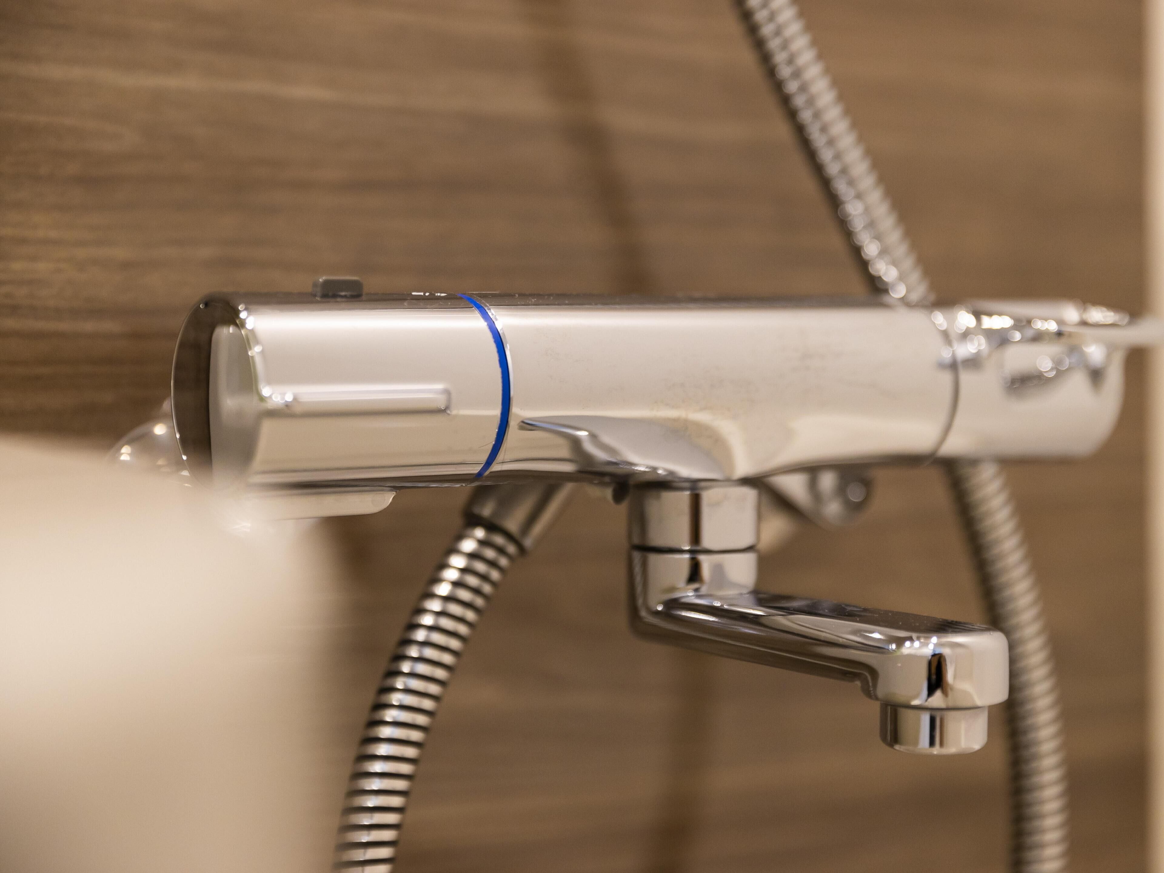 combined shower/bathtub, deep-soaking bathtub, free toiletries