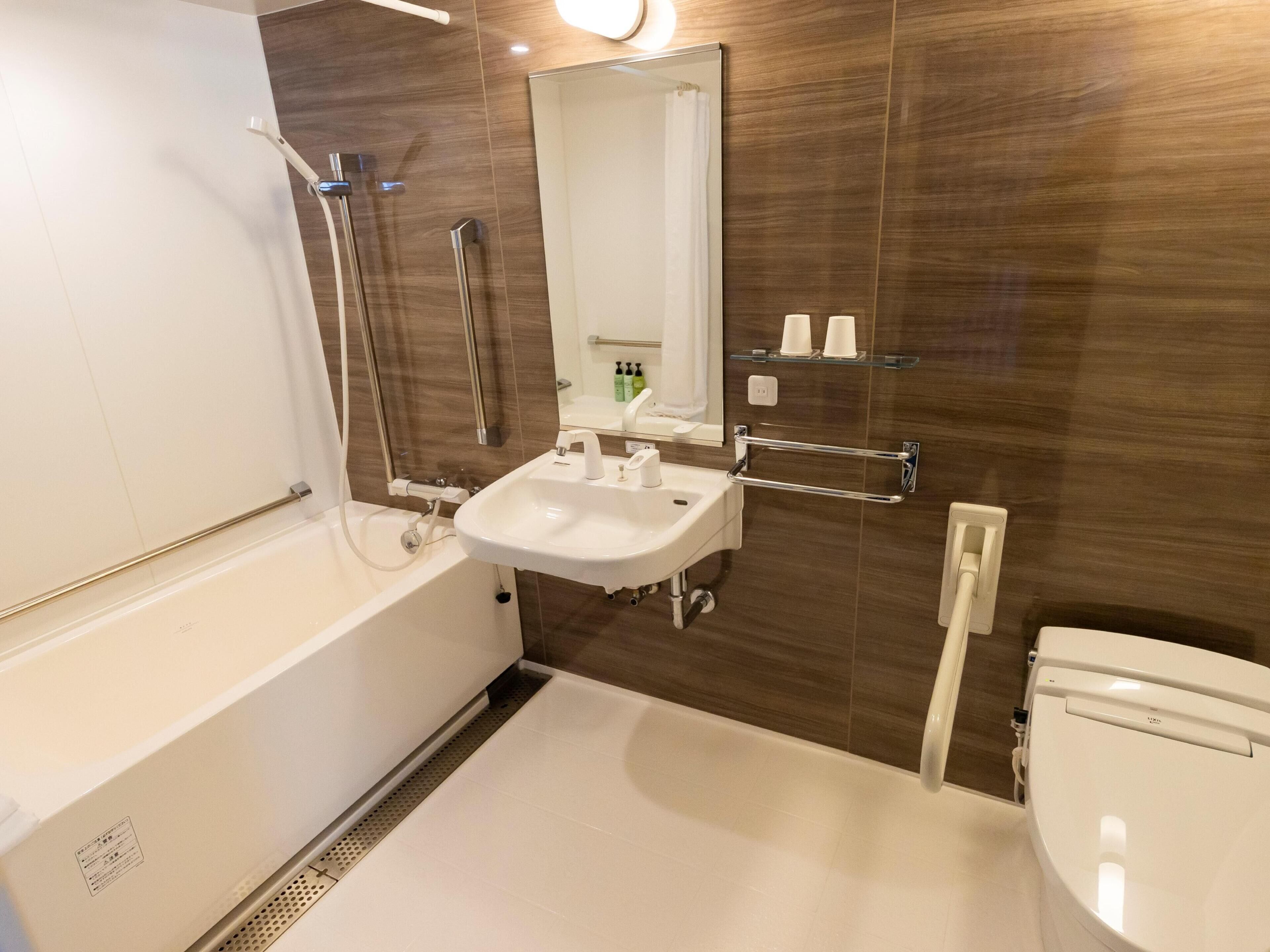 combined shower/bathtub, deep-soaking bathtub, free toiletries