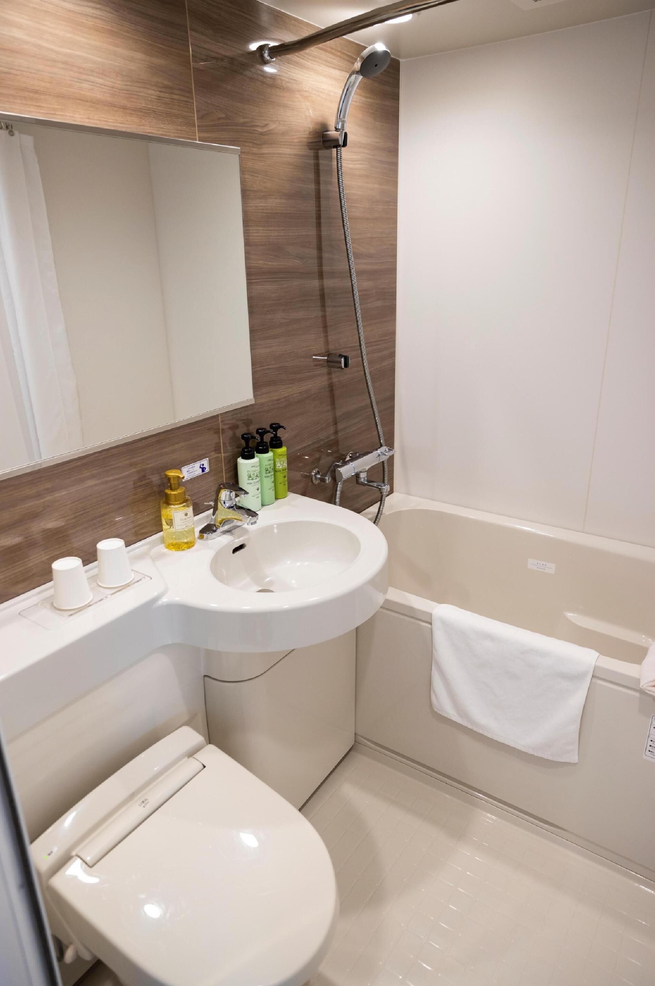 combined shower/bathtub, deep-soaking bathtub, free toiletries