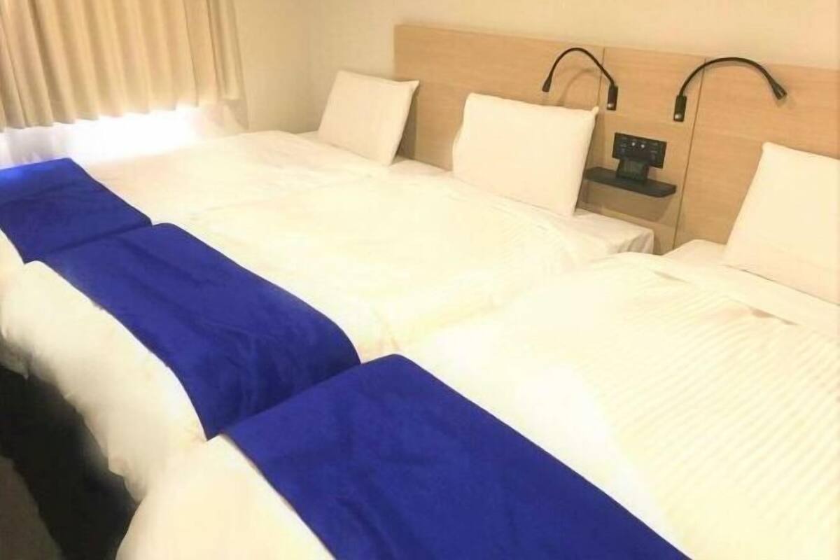 Premium bedding, minibar, desk, soundproofing