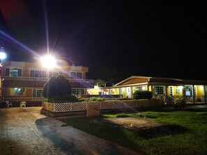 Fachada da propriedade à noite