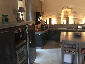 Daily continental breakfast (EUR 10.00 per person)