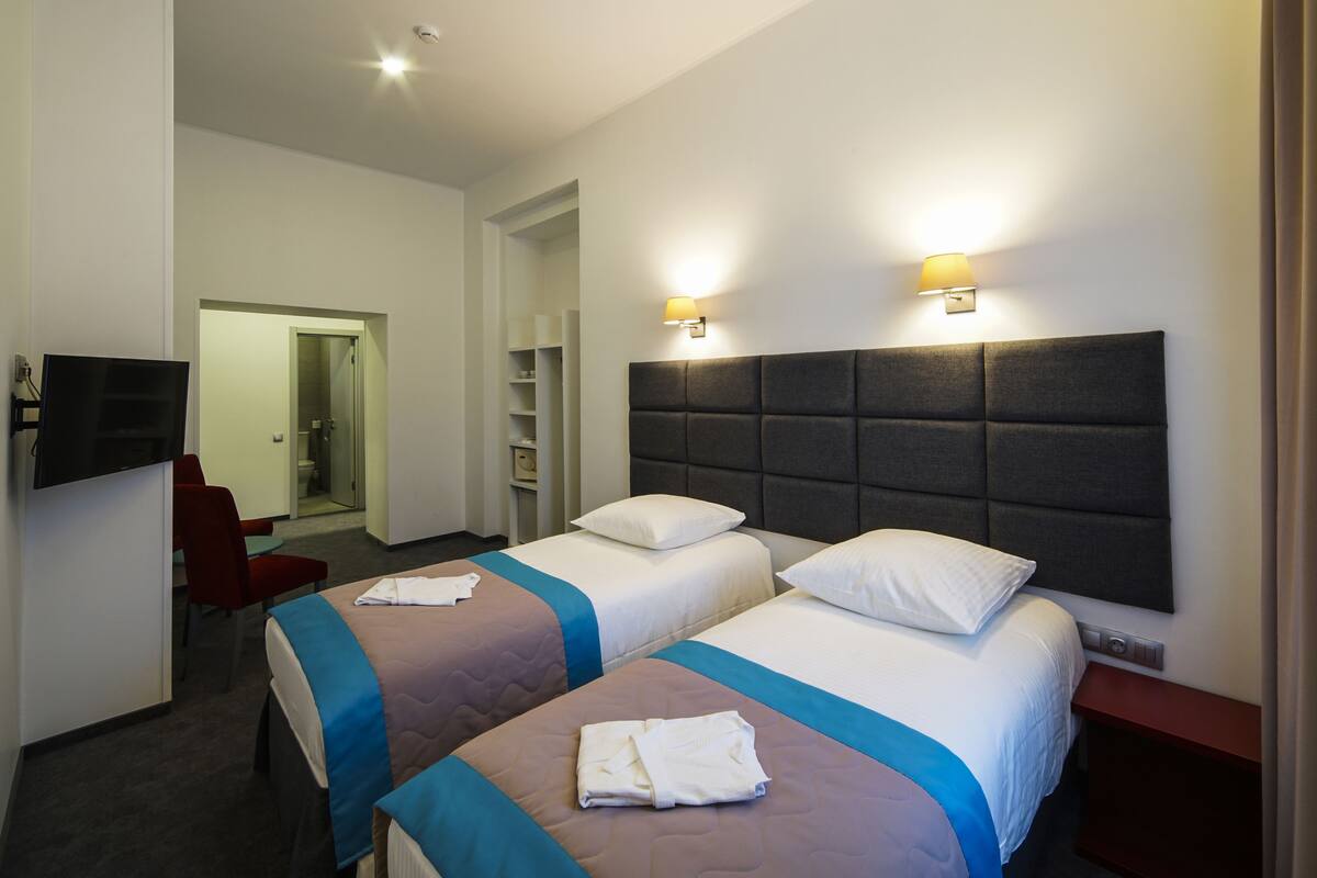 Superior Twin Room | In-room safe, desk, soundproofing, iron/ironing board