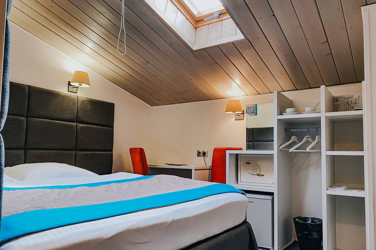 Standard Double Room | In-room safe, desk, soundproofing, iron/ironing board