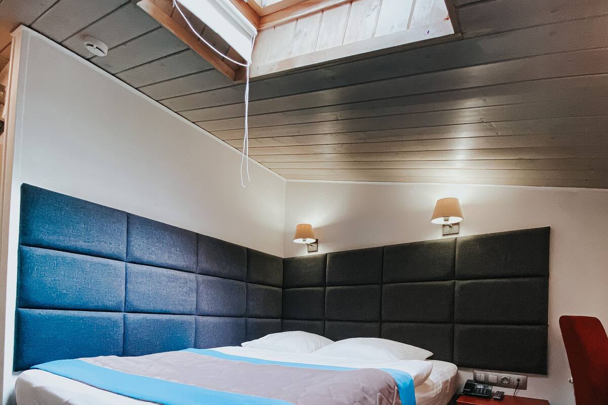 Standard Single Room | In-room safe, desk, soundproofing, iron/ironing board