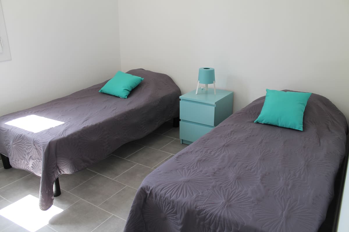 Apartment, 2 Bedrooms | Kalis bunyi, seterika/papan seterika, Wi-fi percuma, akses kerusi roda