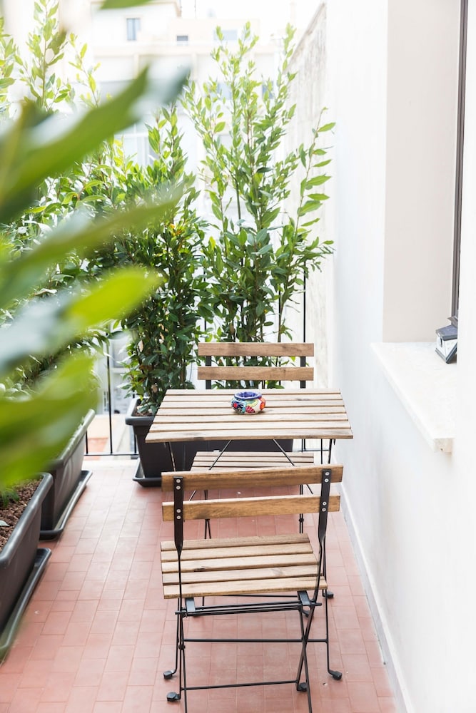 200 Rooms & Terrace by null