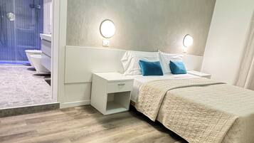 Hochwertige Bettwaren, Zimmersafe, Schreibtisch, Babybetten