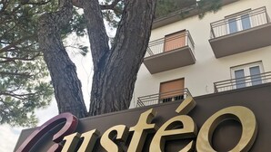 A sign with the name 'Gustéo' in large, bold letters, indicating a hotel or property name. - Hotel Cristina (Jesolo)