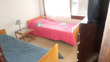 Appartement, 3 slaapkamers | 1 slaapkamer, een strijkplank/strijkijzer, gratis wifi