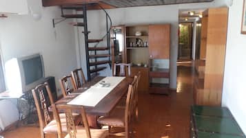 Apartment, 3 Bedrooms | In-room dining