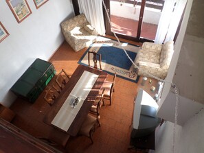 Apartamento, 3 quartos | Área de estar | TV de tela plana 24 polegadas com canais a cabo, TV