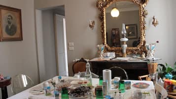 Bữa sáng tự phục vụ hàng ngày (4 EUR/mỗi người)