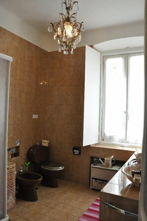Dusche, Regendusche, Bademäntel, Hausschuhe