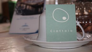 A teapot with a card labeled "Ciottolo" on a saucer. - B&B Il Ciottolo (Genoa)